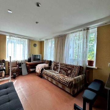 Продаж 2-кімнатної квартири в центрі міста .