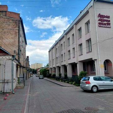 Двокімнатна квартира з ремонтом в історичному центрі Луцька!