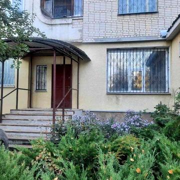 Продаж квартири 130 кв.м. на 1 поверсі з власним входом і гаражем на вул. Сірка Івана 2