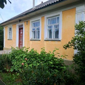 Продаж будинку із земельною ділянкою
