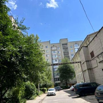Продається простора   4-кімнатна квартира на Покровському