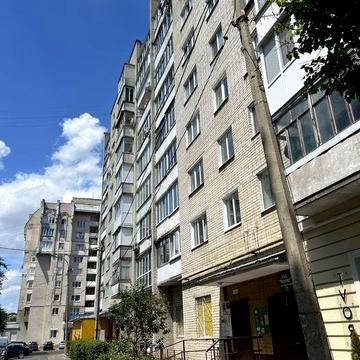 Продається простора 4-кімнатна квартира на Покровському