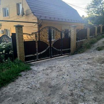 Здається в оренду 1/2 будинку від власника. Центр .