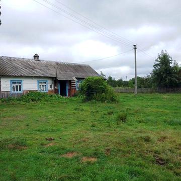 Великий деревяний будинок у селі Бузаки