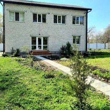 Шикарний будинок біля річки
