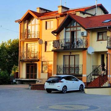 Продаж 2 к кв і кухня-студія в будинку котеджного типу біля Південного
