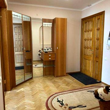 Печерськ, вул. Старонаводницька 6. Продається трикімнатна квартира на 14/18 пов.