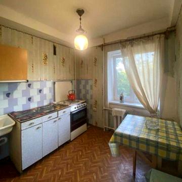 Продам однокомнатную средний этаж, кирпич ,отличная локация Черемушки .
