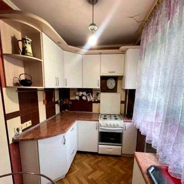 Харків. Продам трикімнатну квартиру з капітальним ремонтом.