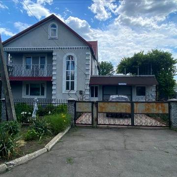 Продам двухэтажный дом в городе