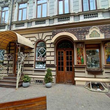 Здається простора 1км в самісінькому центрі !!!