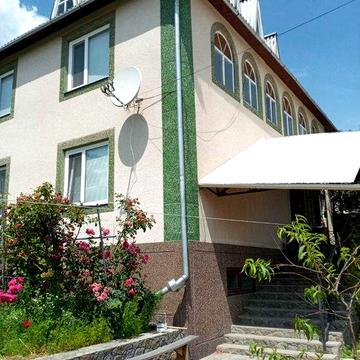 Сучасний будинок 20 соток з басейном, сауною та літньою кухнею