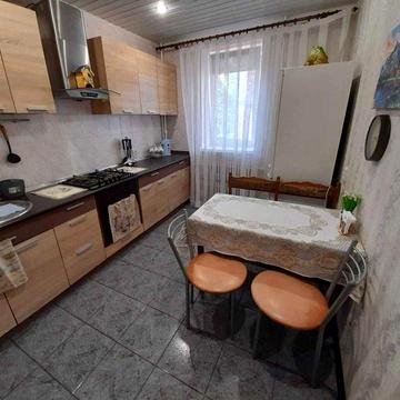 Сдам большую 1 ком кв два шага от м. Холод Гора. В кв ГАЗ. Этаж третий.