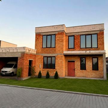 Готовий цегляний будинок з гаражем в Дайбергу, поруч парк, аквакомплекс, зачинена територія. Розтермінування!