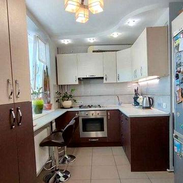 Нова пропозиція на ринку нерухомості! Продам 3 кімнатну квартиру в Дергачах з ремонтом та меблями.