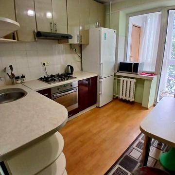Здається 1км квартира вулиця Героїв Майдану.