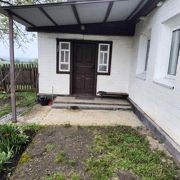 Продам будинок в с.Березняки Черкаської області. В будинку три кімнати, пічне опалення,є інтернет, ванна кімната ( ванна, стіралка, унітаз,)