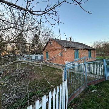 Продам будинок в селі, від Вінниці 42 км. Дорога хороша.