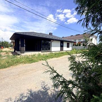 Продається 3-кімнатний будинок біля Зоопарку ,5 соток, всі комунікації,асфальтований доїзд
