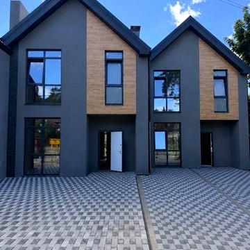 Продам кутовий таунхаус з великою ділянкою, газом та власним подвір’ям