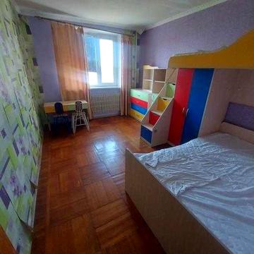 Продам трехкомнатную квартиру в девятиэтажном доме на Холодной Горе.