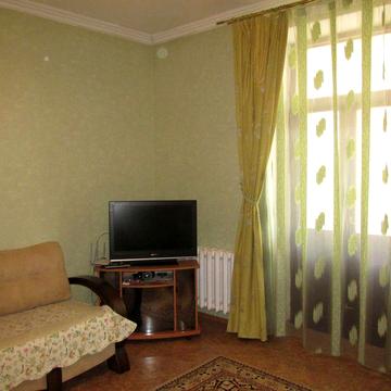 Продам 2 кімнатну квартиру (сталінка) на пл. Покровській ( р-н відділення №1 Укрпошти )