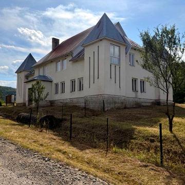Заміський комплекс /будинок для життя або бізнесу в Закарпатті/ 433 м² | 2 ставки | баня | чан | 36,94 сотки