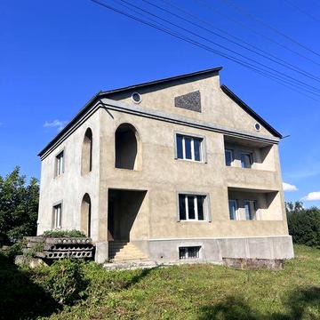 Продається житловий будинок із земельною ділянкою