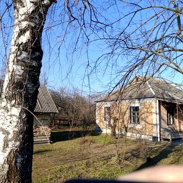 Будинок знаходиться в центрі села Сезенків.