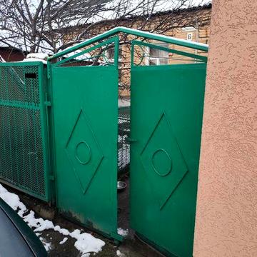 Продається пів будинку