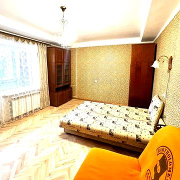 Біля метро КПІ,Берестейський пр.20,однокімнатна 35м,Мед та політех інститути поруч,гарно для оренд