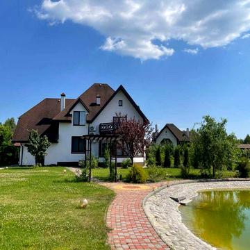 Гарний житловий будинок з власним водоймищем у закритому котеджному містечку! Без%