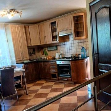 Продаж 4 км квартири 2 поверхову зі своїм двором
