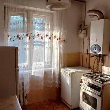 Продам 2 кім.квартиру в центрі,2 пов.,цегла