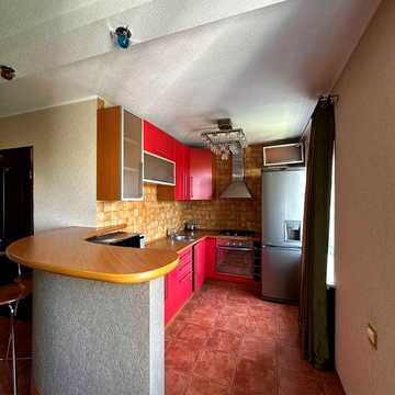 Оренда великої 2к. квартири в Космічному мкрні.