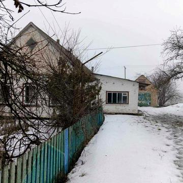 Продам будинок в жилому стані.