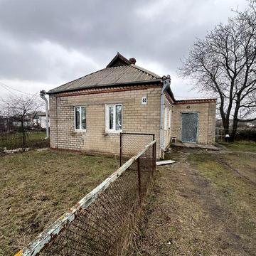 Будинок з великою ділянкою