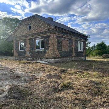 Продається будинок з просторою ділянкою  в с.Вороняки