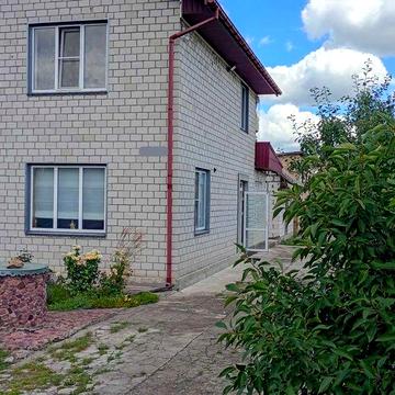 Двоповерховий цегляний будинок в смт Гребінки, 24 сотки.