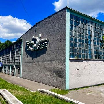 Продам 3 комнатную квартиру ,сталинку. Центр.Бассейн!