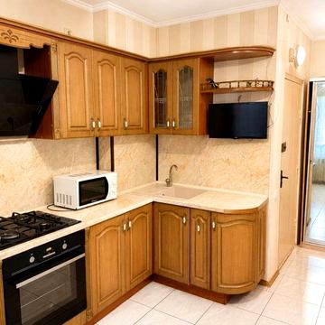 3к квартира, 5хв пішки до метро! 2 поверх. Газ!