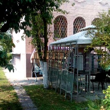 Будинок розташований у спокійному та комфортному місці. Поруч є все необхідне для відпочинку та життя: річка Дніпро, Ціна договірна, без комісії.