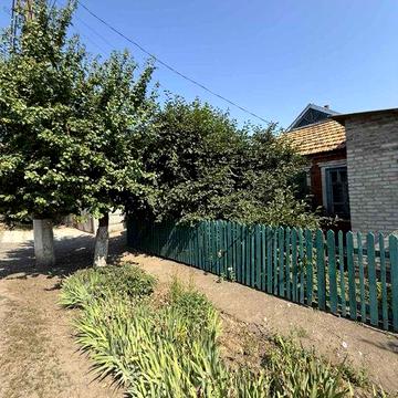 Продається будинок в центрально - міському районі .