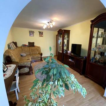 Продам простору 3 кімнатну квартиру з ремонтом і меблями на вул Коссака