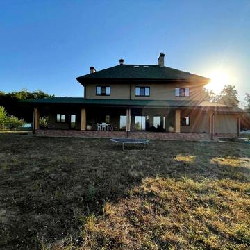 Продаж будинку в с.Рославичі з ділянкою 50 соток.