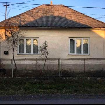 Продам будинок із земельною ділянкою недалеко від центру м. Іршава