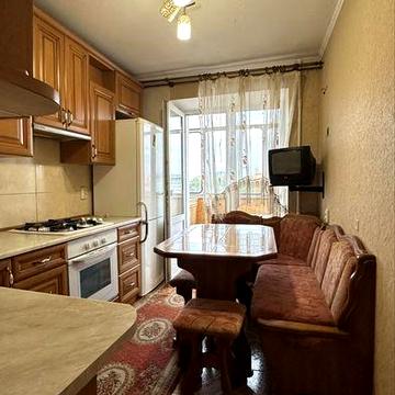 Продаж 3к поруч з центром міста . Міська лікарня
