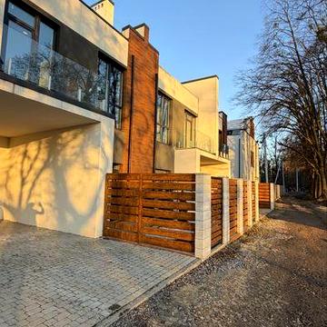 Продаж таунхаусу з приватним виходом до міського озера