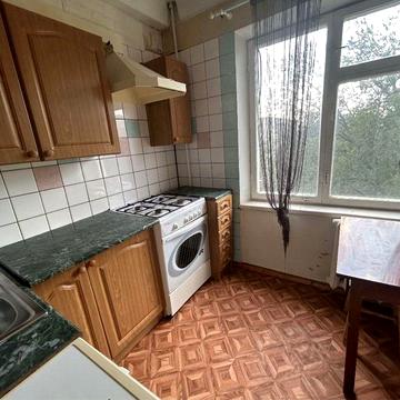 Сдам 2 кімнатну квартиру. Вікна забиті ДСП.