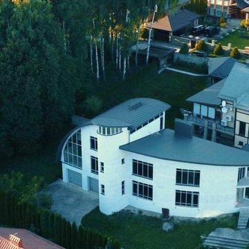 Продається будинок в престижному районі міста з виходом у ліс